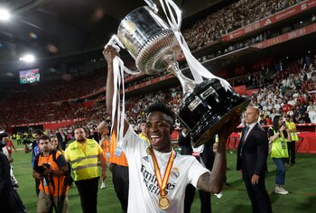 Vinícius posa con el trofeo