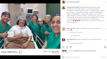 La imagen muestra a Carlos Vílchez sonriendo y haciendo un gesto con la mano, sentado en una cama de clínica rodeado por cinco miembros del personal médico