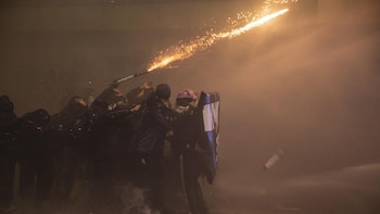 Graves disturbios entre policías y