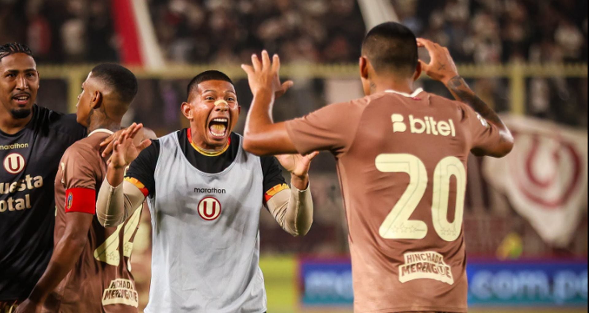 En su rol de suplente, Edison Flores ha adoptado una postura de compañerismo en Universitario, celebrando los goles de su equipo. - créditos: Universitario