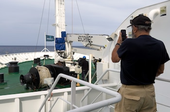 Un pasajero del MV Hondius, el crucero donde apareció un brote de hantavirus, toma una foto del ancla de la embarcación en Praia, durante una travesía hacia el puerto español de Tenerife (AP Foto)