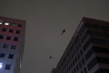 Helicópteros vuelan, después de que