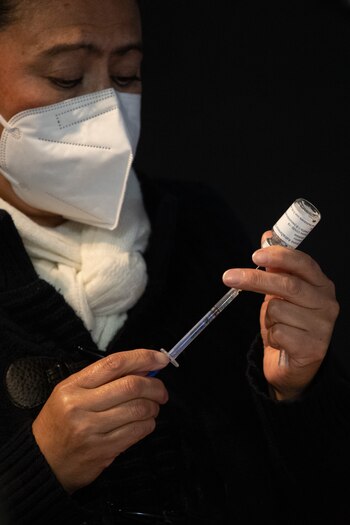 Personal de salud prepara una