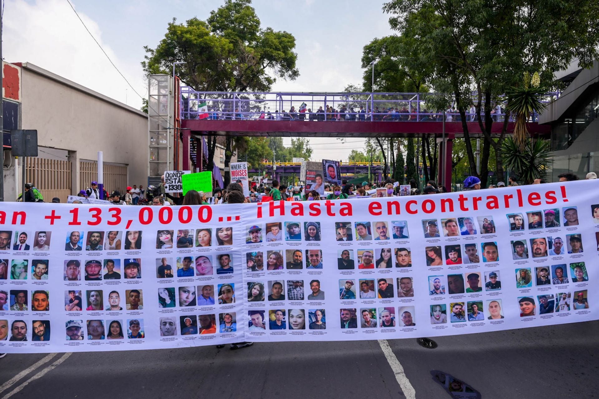 CIUDAD DE MÉXICO, 11JUNIO2026.- Avanza contingente de madres buscadoras sobre Calzada de Tlalpan, portando mantas, lonas y fichas de búsqueda con los rostros de sus familiares desaparecidos. Entre consignas y llamados de justicia, exigen a las autoridades resultados concretos en las investigaciones y el fortalecimiento de los mecanismos de localización, visibilizando la crisis de desapariciones en el país. FOTO: ESTRELLA JOSENTO/CUARTOSCURO.COM