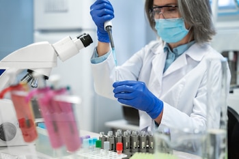 Una investigadora trabajando en un laboratorio (Magnific)