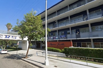 Un estudiante de la escuela secundaria Benjamin Franklin de Los Ángeles falleció tras caer desde un edificio de cuatro pisos en el campus (Google Maps)