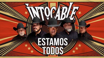 Cinco hombres con sombreros y camisas negras posan junto al logotipo de Intocable y el texto Estamos Todos.