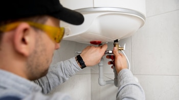 Desconectar tu termo cada día puede hacer que te salga más cara la factura de la luz