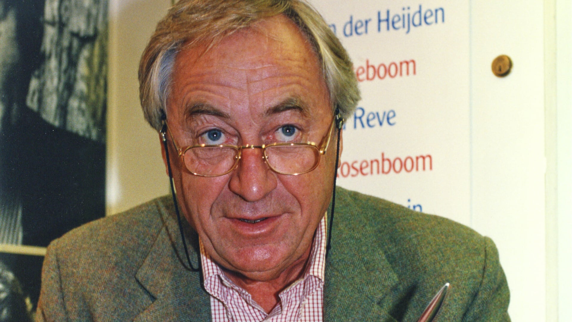 El escritor holandés Cees Nooteboom lee fragmentos de su libro durante una presentación en Frankfurt am Main, Alemania, el 8 de octubre de 1993 (Foto AP/Bernd Kammerer, archivo)