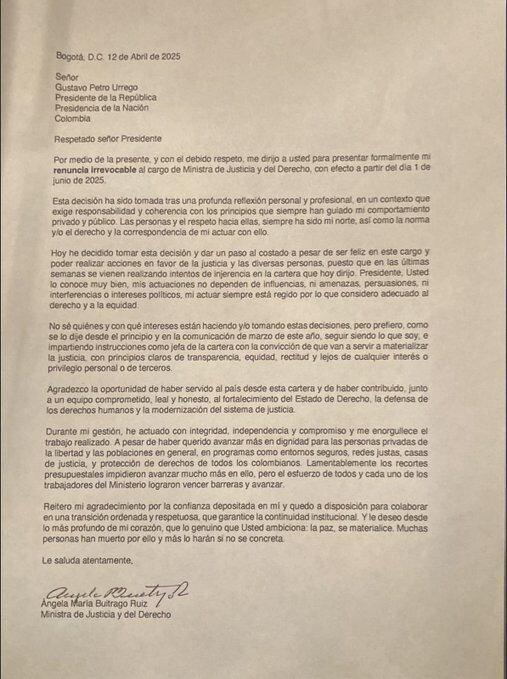 Carta de renuncia de Ángela María Buitrago, fechada el 12 de abril de 2025, en la que advierte sobre intentos de injerencia en el Ministerio de Justicia y expresa su decisión de apartarse del cargo por razones de integridad profesional - crédito red social X