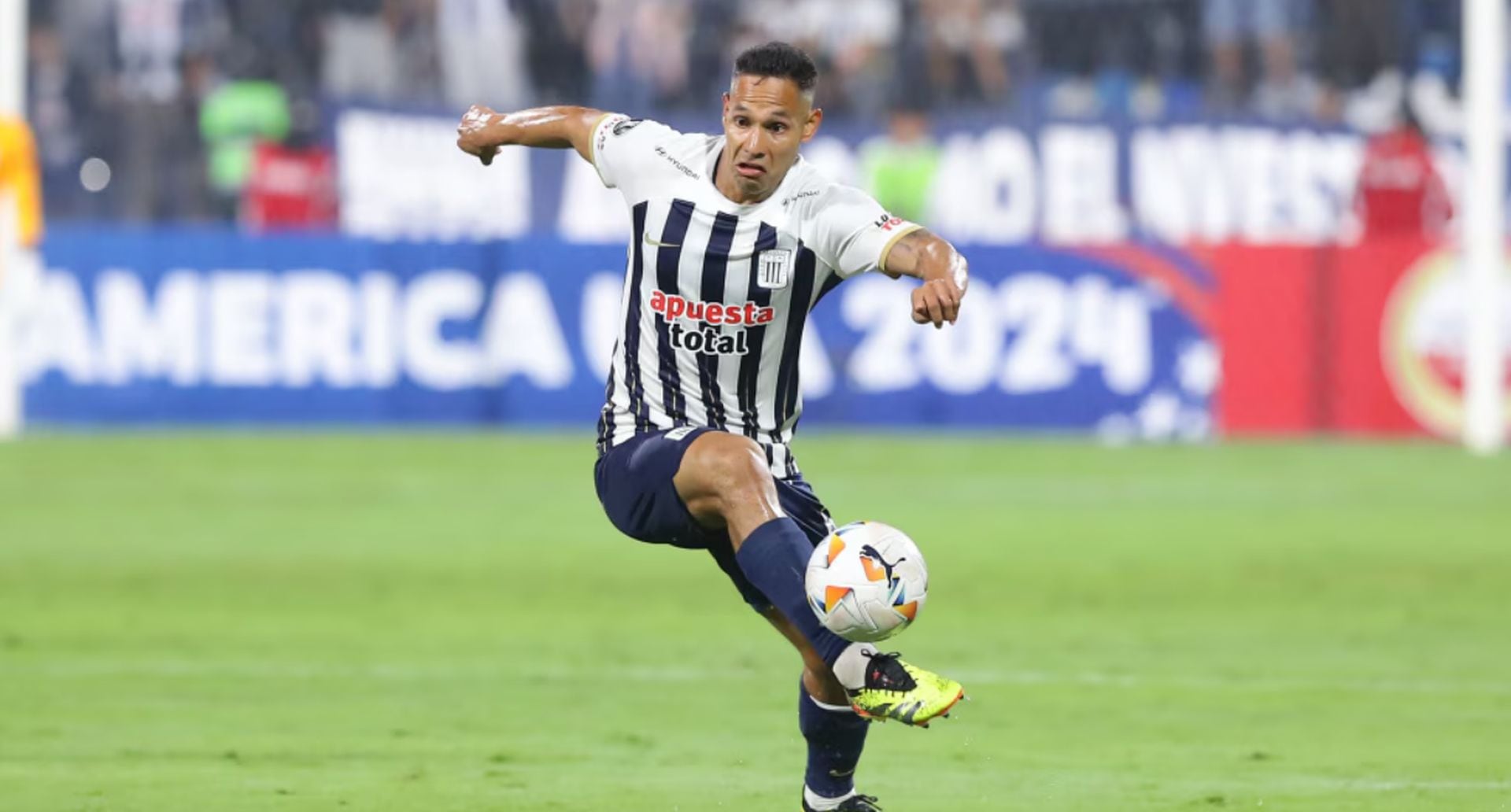 Pablo Guede evalúa el estado físico del central antes del viaje a Cusco y analiza si lo preserva para evitar que una mala tarde le cueste al equipo su defensor más importante en el momento decisivo. (Alianza Lima)