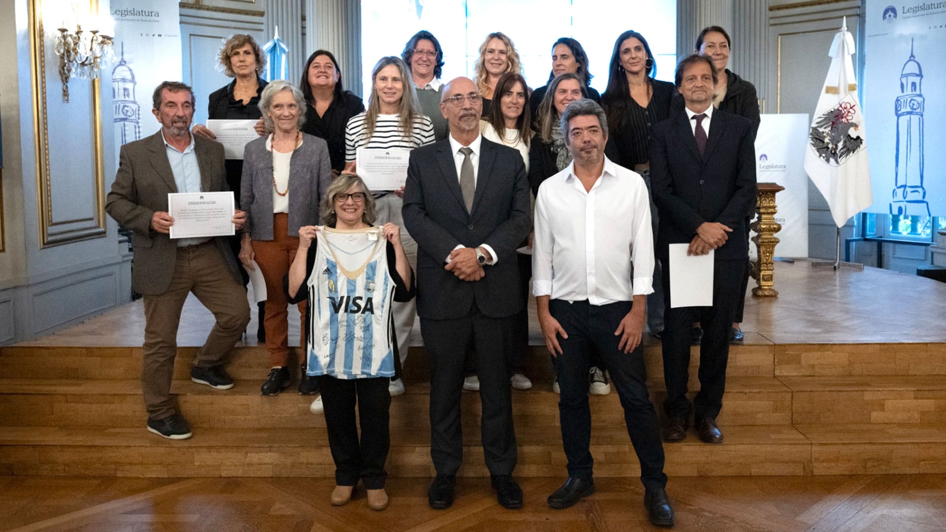 Miembros de la Legislatura porteña junto a representantes de Las Leonas durante el homenaje oficial a la destacada trayectoria del equipo argentino de hockey femenino.