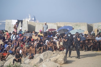 07/09/2026 Decenas de migrantes en la playa de El Trampolín, a 7 de septiembre de 2026, en Ceuta (España).
POLITICA
Marcos Moreno - Europa Press