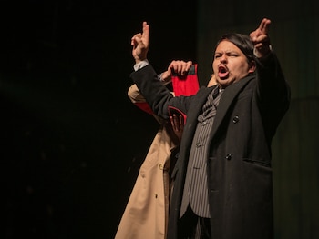 El personaje de Arturo Ui se presenta como una caricatura de los dictadores, funcionando como espejo de regímenes autoritarios de diversas épocas y lugares