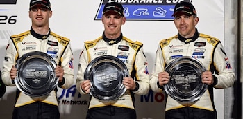 Nicolás Varrone (izq.) sonríe junto