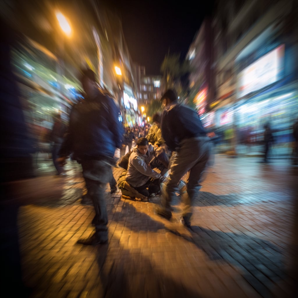 En esta modalidad de robo, los ladrones crean una distracción para poder robar a la víctima - crédito Imagen Ilustrtaiva Infobae