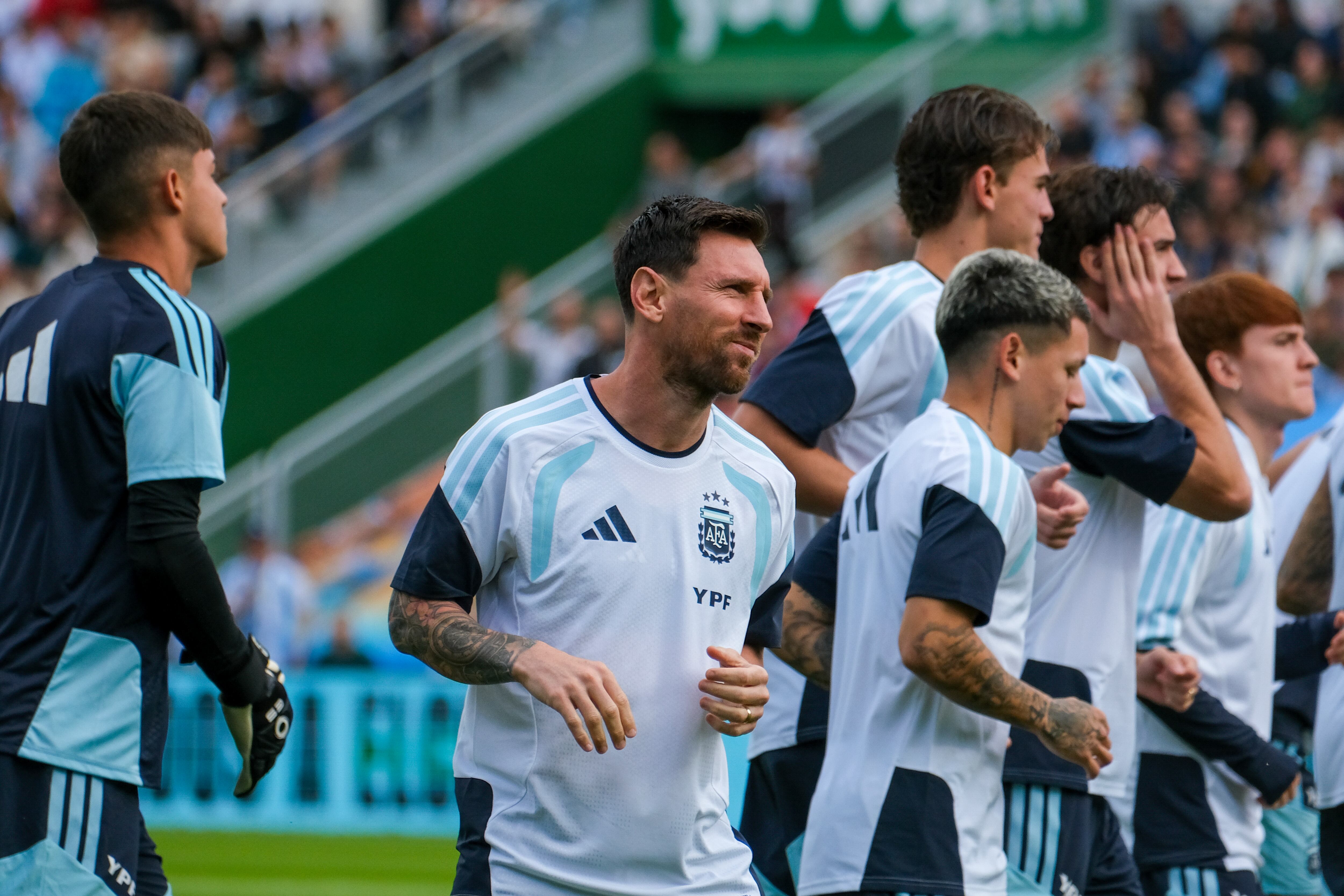 Lionel Messi durante el entrenamiento realizado en el estadio Martínez Valero previo al amistoso ante Angola (EFE/Pablo Miranzo)