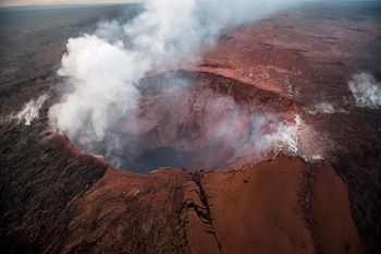 La cadena Hawái-Emperador comprende más de 120 volcanes formados en los últimos 82 millones de años y se extiende a lo largo de 6000 kilómetros. Fotografía de archivo de la vista aérea del volcán Kilauea. - EFE/Bruce Omori/paradise Helicopters
