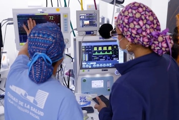 El abordaje conjunto entre cirugía oncológica y plástica permite tratar el cáncer y restituir el volumen de la mama en la misma intervención quirúrgica. (CSS)