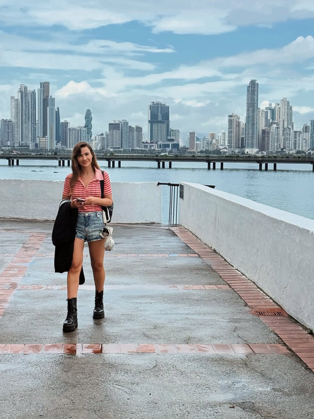 Celeste eligió una remera rayada, short de jeans y borcegos