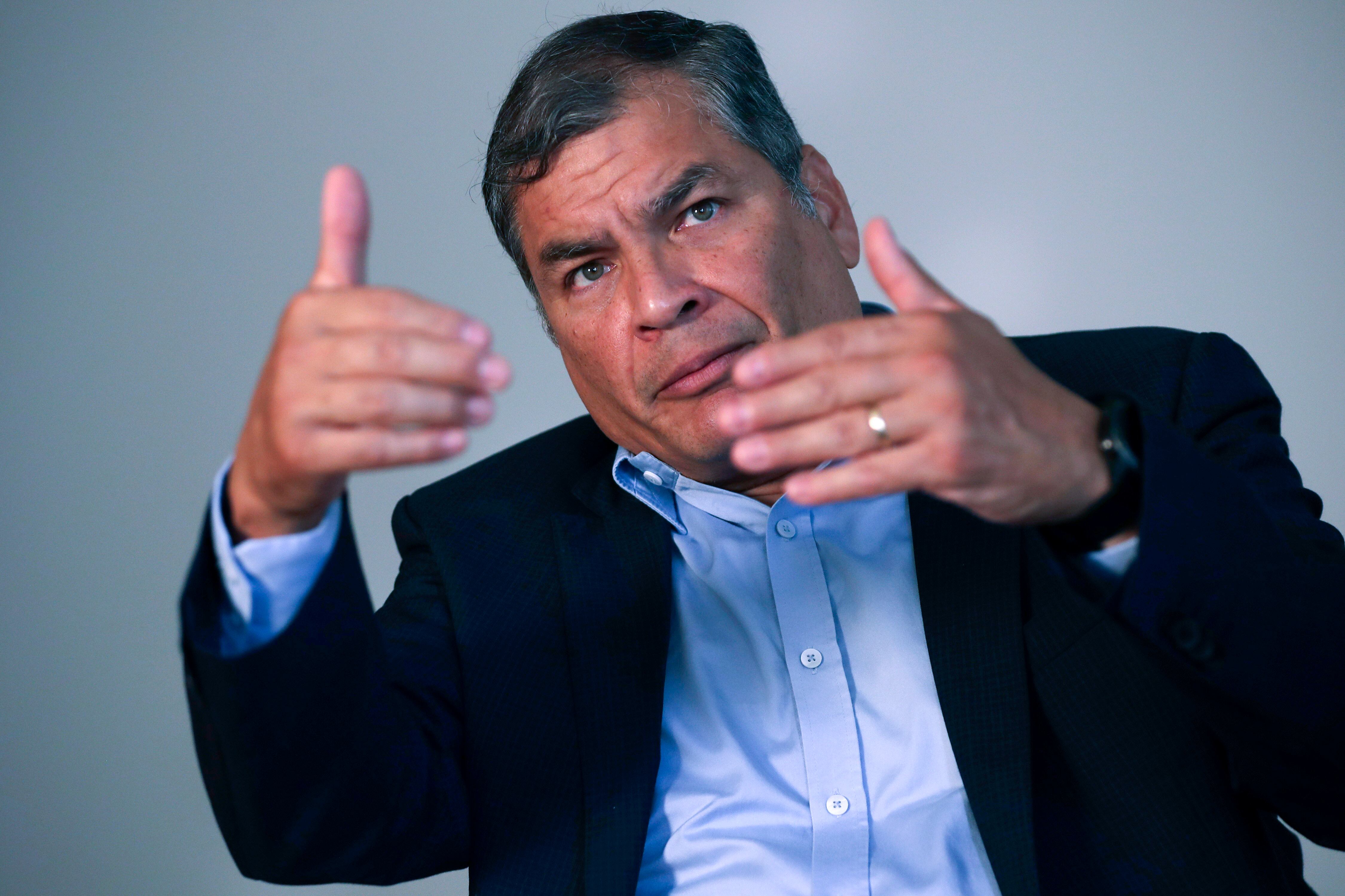 El expresidente de Ecuador Rafael Correa durante una entrevista con The Associated Press, el 11 de septiembre de 2020, en Bruselas. (AP Foto/Francisco Seco, Archivo)
