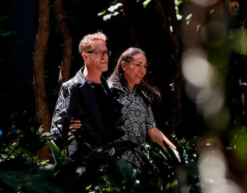 Los diseñadores Ricardo Covalin y Cristina Pineda sonríen hoy durante el desfile de la marca mexicana Pineda Covalin, en el sexto día del Mercedes Benz Fashion Week México en las instalaciones del Hotel Four Seasons en Ciudad de México (México). EFE/Mario Guzmán
