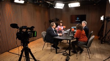 Con la conducción de María