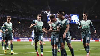 El Alavés despega y deja