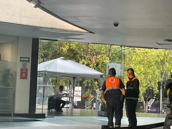 El senador morenista permaneció solo