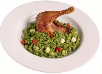 El pollo está presente en la alimentación diaria y en diversos platos de la gastronomía peruana, como el estofado, el arroz con pollo y el pollo a la brasa.
