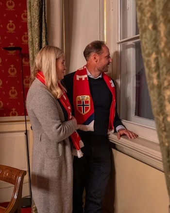 Os príncipes Haakon e Mette-Marit da Noruega assistiram à partida da Copa do Mundo de 2026 entre Noruega e Brasil (ROYAL HOUSE OF NORWAY).