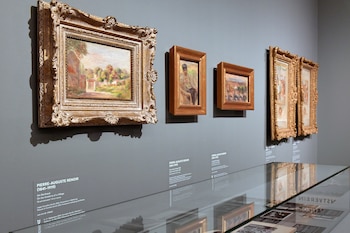 Dos individuos intentaron robar este martes cuatro obras de arte del museo Auguste Renoir de la localidad mediterránea Cagnes-sur-Mer, en el sureste de Francia, pero abandonaron dos de ellas durante su huida, informó el alcalde de la localidad, Bryan Masson. En la imagen de archivo, varias obras del artista Pierre-Auguste Renoir expuestas en un museo de Bonn (EFE/ Sascha Steinbach)