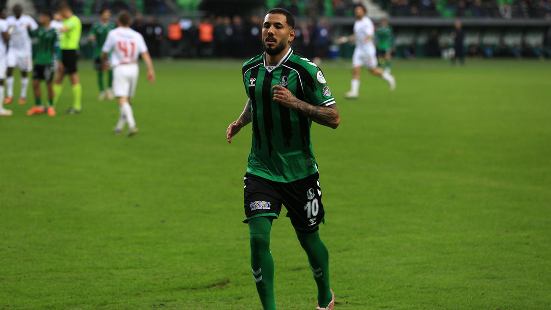 Sergio Peña se ha hecho de un sitio en Sakaryaspor, aunque aún no ofrece el rendimiento esperado. - Crédito: Difusión