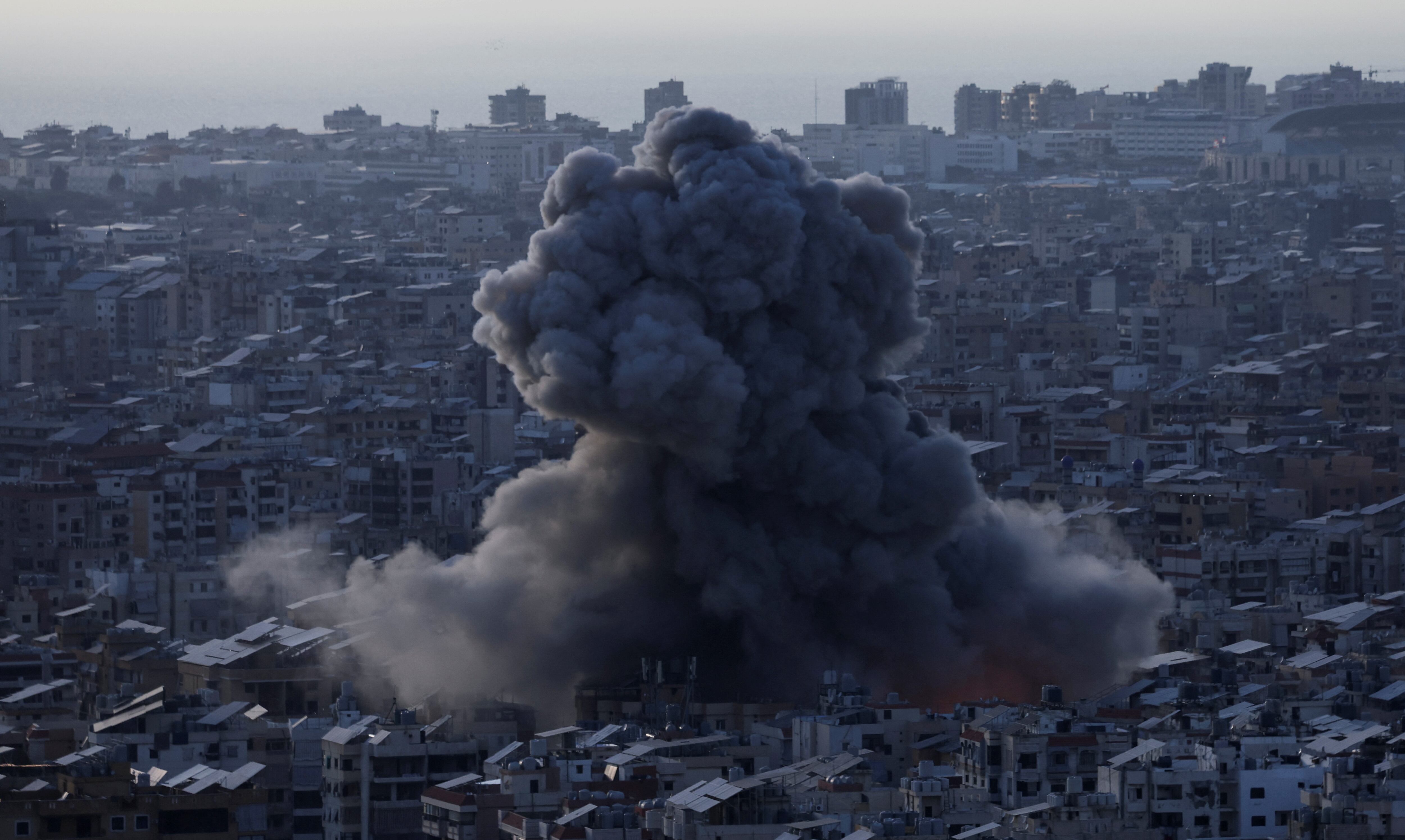 El humo ondea sobre los suburbios del sur de Beirut, tras un ataque israelí después de emitir una advertencia de evacuación de la zona, visto desde Baabda, Líbano, 27 de abril de 2025. REUTERS/Mohamed Azakir
