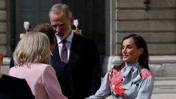 La reina Letizia elige uno de sus vestidos más llamativos en su primer duelo estilístico con Brigitte Macron: lazo al cuello y estampado floral