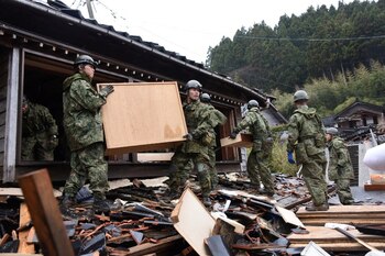 Soldados colaboran con la remoción de escombros en una casa de Suzu, prefectura de Ishikawa, tras el terremoto (Ministerio de Defensa de Japón/via REUTERS)