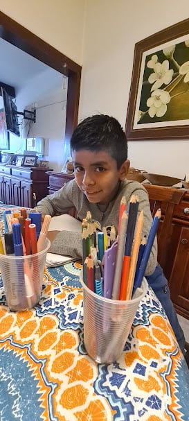 Hoy, Emanuel tiene 13 años y sigue trabajando con intensidad en lenguaje y escritura