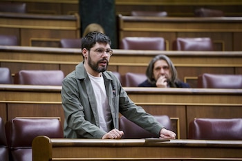 08/04/2025 El diputado de Sumar Lander Martínez durante una sesión plenaria en el Congreso de los Diputados, a 8 de abril de 2025, en Madrid (España). El Pleno del Congreso de los Diputados debate y vota hoy la toma en consideración de la proposición de ley para que los productos ópticos y de salud visual sean gratuitos para los menores de edad. Esta es una propuesta del Parlamento de Andalucía que aboga por que las gafas, lentillas o lentes, así como los productos de salud visual, que utilicen los menores de edad, sean financiados por el Sistema Nacional de Salud (SNS).
POLITICA
A. Pérez Meca - Europa Press