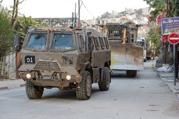 Una excavadora militar israelí y