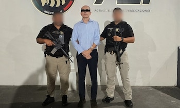 José Lobatón fue detenido en un hospital privado de Monterrey tras ser vinculado a proceso por presunto fraude inmobiliario. (X @FiscaliaNL)