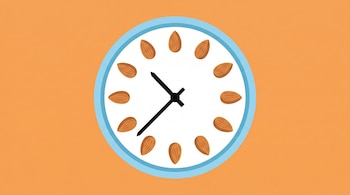Ilustración plana de un reloj blanco con borde celeste sobre fondo naranja. Almendras marrones reemplazan los números, con agujas negras apuntando a la izquierda.