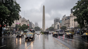 Vuelve la lluvia, el frío y hay alerta por sudestada: cómo estará el clima durante el fin de semana en el AMBA
