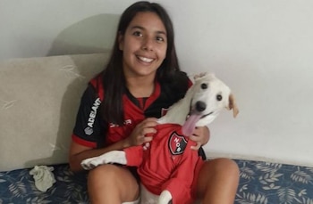 Coco, el perro hincha de Newell´s que ingresó al partido de Central