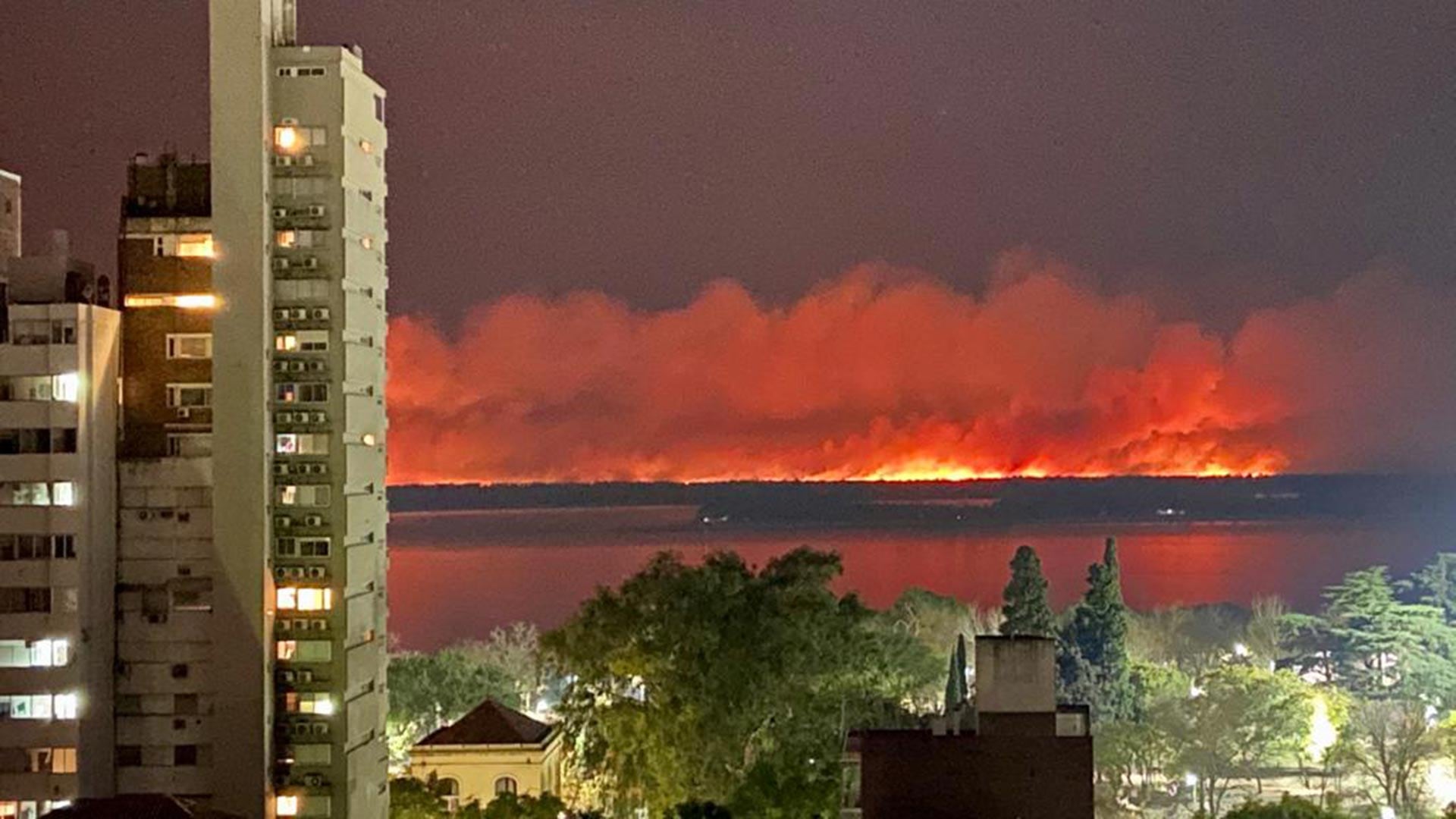 LA ciudad de Rosario se vio seriamente afectado por los incendios en las islas del Delta del Paraná en 2022 (@Sietecase)