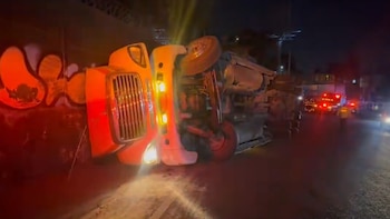 Volcadura de tráiler en avenida
