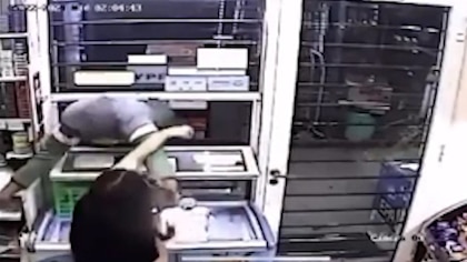 Video: una empleada de un kiosco se defendió a golpes de un ladrón que intentó robarle