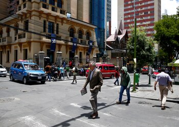 Personas cruzan la calle en