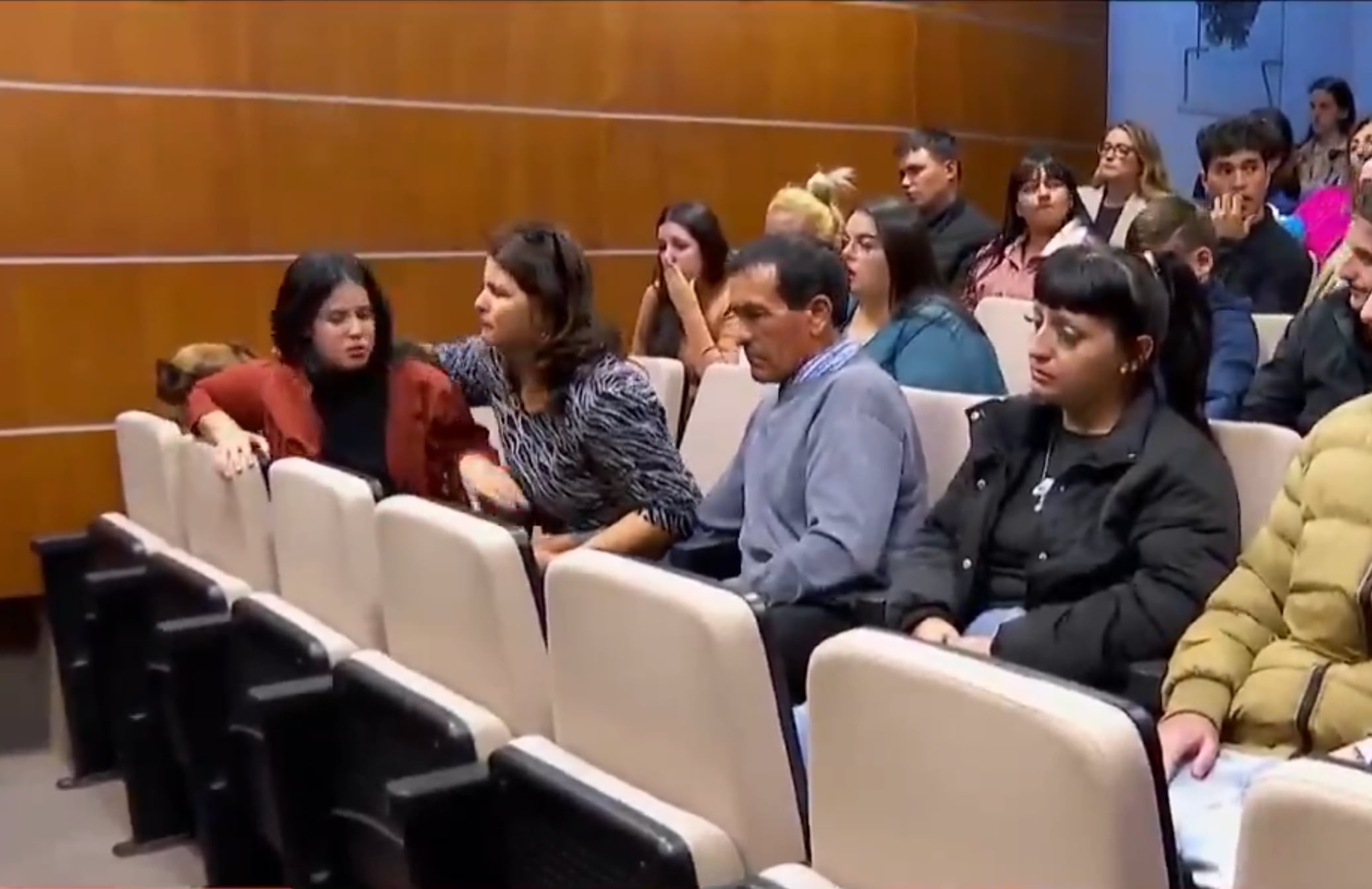 Sara Martínez y su madre, lloran tras escuchar la condena a Moisés (Captura Telemundo/Canal 12)