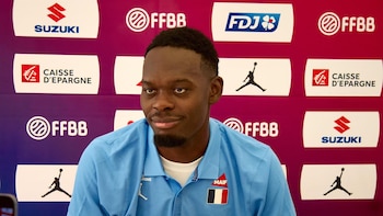 El pívot blaugrana Yoan Makoundou estará unas seis semanas de baja por una lesión en la rodilla izquierda