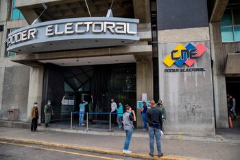 Fotografía fechada el 22 de julio de 2020 que muestra a un grupo de personas frente al edificio del Consejo Nacional Electoral (CNE), en Caracas (Venezuela). EFE/ Miguel Gutierrez